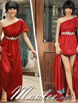 พร้อมเช่า ชุดราตรียาว สีแดง ไหล่เดียว แขนย้วย ผ้าอัดพลีทสวย แต่งเลื่อมช่วงเอว