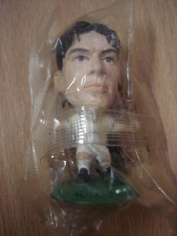 ตุ๊กตาโมเดลนักฟุตบอล อ.ฮาร์ท สโมสรลีดส์ ยูไนเต็ด โครินเธียน ไมโครสตาร์ - Series 1/2001 Green Base - MC004 ใหม่ / I.HARTE LEEDS UNITED Football Club Corinthian MicroStars Football Figure - Series 1/2001 Green Base - MC004 NEW