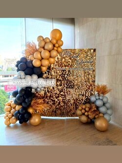 Organic Backdrop เปิดงาน ฉากวิบวับ สีทอง ขนาด 2x2 เมตร Theme ดำ-ทองโครเมี่ยม พร้อม ประดับใบไม้ทอง พร้อมตกแต่ง สามารถเปลี่ยนสีลูกโป่งได้