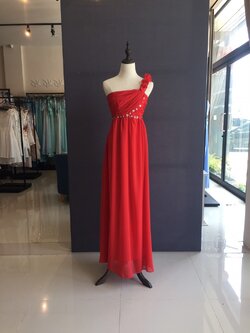 พร้อมเช่า ชุดราตรียาว เกาะอก ไหล่เดียว จับจีบเก๋ แต่งแถบคริสตัลช่วงอก สีแดง