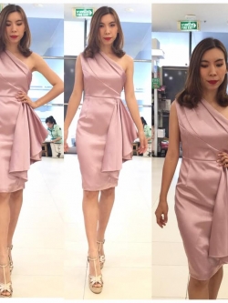 พร้อมเช่า ชุดเดรสสั้น เดรสไหล่เดียว ผ้าดัชเชส แพทเทิร์นเนียบ แต่งระบายสะโพก สีชมพูอมม่วง