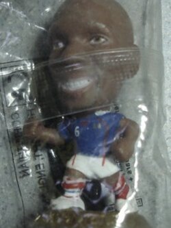 ตุ๊กตาโมเดลนักฟุตบอล ค.มาเกเลเล่ ทีมชาติฝรั่งเศส โครินเธียน ไมโครสตาร์ - Series 13/2006 Gold Base - MC5667 ใหม่ / C.MAKELELE FRANCE National Football Team Corinthian MicroStars Football Figure - Series 13/2006 Gold Base - MC5667 NEW