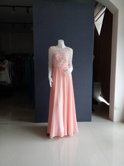 พร้อมเช่า ชุดราตรียาว สีโอโรส แขนยาว แบบเรียบหรู แต่งลูกไม้เซาะดอก ปักลูกปัดมุก