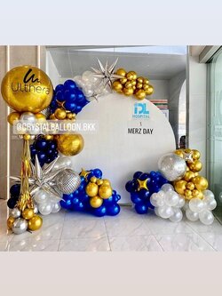 Organic Backdrop ฉากกลม ขนาด 2x2 เมตร Theme น้ำเงิน-ทองโครเมี่ยม พร้อม ประดับฟอยล์ พร้อม เสาลูกโป่ง เปิดงาน Bubble 36" 1 เสา พร้อมตกแต่ง สามารถเปลี่ยนสีลูกโป่ง/เปลี่ยนข้อความ/เปลี่ยนฟอยล์ตกแต่งได้