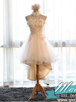 พร้อมเช่า ชุดราตรีสั้น เกาะอก ลูกไม้ หน้าสั้น/หลังยาว สีครีม พร้อมสร้อยคอลายลูกไม้ ถอดแยกได้ กระโปรงผ้ามุ้งพอง สวยหรู (เชือกผูกหลัง)