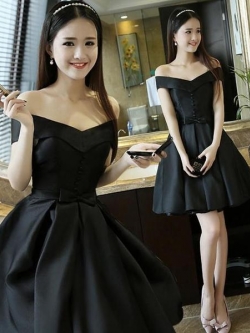 พร้อมเช่า ชุดราตรีสั้น แบบไหล่ปาด สไตล์วินเทจผ้าไหมดัชเชส กระโปรงทรง แต่งเม็ดกระดุม&โบว์ สีดำ (เชือกผูกหลัง)