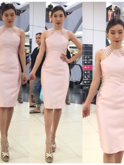 พร้อมเช่า ราตรีสั้น ชุดเดรสเดรสเนื้อไหม ทรงเข้ารูป เส้นสายไหล่สวยเรียงเส้น สีชมพู