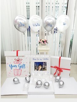 Surprise Box กล่องเซอร์ไพรส์ขอเป็นแฟน โทนสี เงิน-ขาว พร้อมตกแต่ง ช่อลูกโป่ง 1 ช่อ,สามารถใส่รูปได้ 2 ใบ
