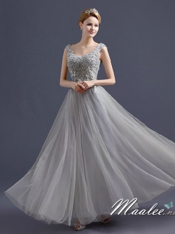 พร้อมเช่า ชุดราตรียาว แบบแขนกุด ช่วงอกปักลูกไม้แต่งลูกปัดหรู ตัวกระโปรงยาวผ้าตาข่าย สวยพริ้ว สีเทา