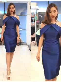 พร้อมเช่า ราตรีสั้น ชุดเดรสเดรสเนื้อไหม ทรงเข้ารูป สายเดี่ยวปาดไหล่ สีกรมท่า