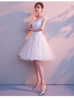 พร้อมเช่า ชุดราตรีสั้น แขนสั้น สีขาว สวยหวาน กระโปรงตาข่าย ตัวชุดลูกไม้&แต่งโบว์ช่วงเอว (ซิปหลัง)