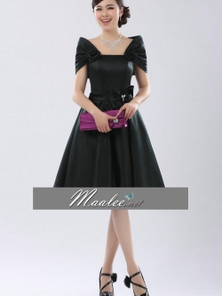 พร้อมเช่า ชุดราตรีสั้น สีดำ แบบเก๋ ปิดไหล่ แต่งดอกกุหลาบ กระโปรงทรง A จับจีบ แต่งโบว์ที่เอว