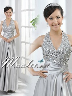 พร้อมเช่า ชุดราตรียาว สีเงิน คล้องคอ ปักเลื่อมช่วงอก กระโปรงผ้าซาติน ทรง A