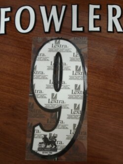 ชุดชื่อและเบอร์ติดเสื้อฟุตบอล #9 ฟาวเลอร์ สโมสรลิเวอร์พูล (Home 1997/2007) PLAYER SIZE พร้อมลายเซ็น FOWLER ใหม่ / #9 FOWLER LIVERPOOL Football Club (Home 1997/2007) PLAYER SIZE Football Name and Number Set with FOWLER Handed Autograph NEW