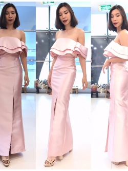 พร้อมเช่า ชุดราตรียาว ไหล่ปาด เนื้อไหม แขนระบาย ผ่าหน้าขา สีชมพู