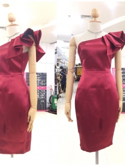 พร้อมเช่า ราตรีสั้น เดรสไหล่เดียว ผ้าดัชเชส ทรงเข้ารูป แต่งระบาย สีแดง