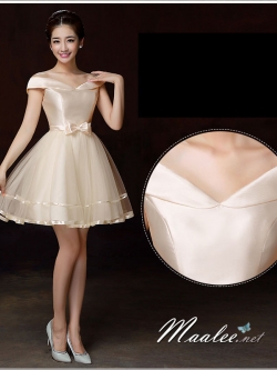 พร้อมเช่า ชุดราตรีสั้น แบบไหล่ปาด ผ้าไหมดัชเชส กระโปรงผ้าตาข่าย&แต่งริ้บบิ้นเก๋ๆชายกระโปรง และโบว์ช่วงเอว สีครีม (เชือกผูกหลัง)