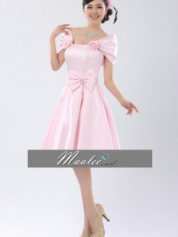 พร้อมเช่า ชุดราตรีสั้น สีชมพูอ่อน แบบเก๋ ปิดไหล่ แต่งดอกกุหลาบ กระโปรงทรง A จับจีบ แต่งโบว์ที่เอว