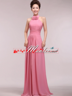 พร้อมเช่า ชุดราตรียาว สีชมพู คล้องคอ อกอัดพลีทตลอดจนถึงช่วงเอว เพิ่มดอกใต้คอ