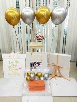Surprise Box กล่องเซอร์ไพรส์วันเกิด โทนสีทอง-สีเงิน พร้อมตกแต่ง ช่อลูกโป่ง 1 ช่อ,สามารถใส่รูปได้ 2 ใบ สามารถเปลี่ยนสีลูกโป่ง/เปลี่ยนข้อความได้