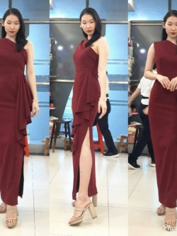 พร้อมเช่า ชุดเดรส ชุดออกงาน ราตรียาว ไหล่เดี่ยว จีบสะโพกผ่าข้าง เนื้อผ้าเครปเกาหลีอัดกาว สีแดงเบอร์กันดี