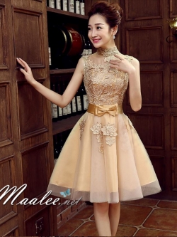 พร้อมเช่า ชุดราตรีสั้น หุ้มคอทรงคอจีน แขนกุด แต่งลูกไม้กระโปรงตาข่าย เพิ่มโบว์ช่วงเอว สวยหรู สีทอง (ซิปหลัง)