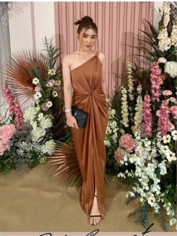 พร้อมเช่า ชุดราตรียาว ชุดเดรส ไหล่เฉียง จับเดรปหน้า สีส้มอิฐ สีน้ำตาล สีเบจ