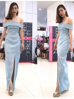 พร้อมเช่า ชุดเดรส ไหล่ปาด ผ่าหน้าขา ผ้า Glitter สีฟ้า