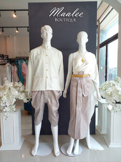 เช่า ชุดไทย ชุดเพื่อนเจ้าสาว ชุดไทยผ้าถุงสีเทาชาเงิน สไบสีเทาขาว