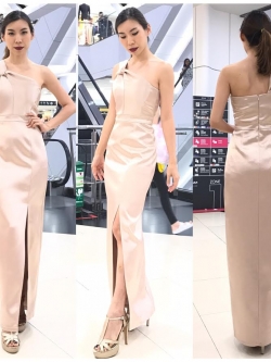 พร้อมเช่า ชุดเดรส ไหล่เดียว ผ้าดัชเชส แพทเทินเก๋ กระโปรงผ่าหน้า สีทอง rose gold