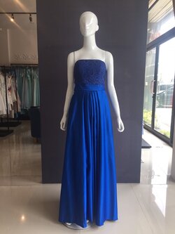 พร้อมเช่า ชุดราตรียาว เกาะอกลูกไม้ ทรงเรียบหรูเนื้อผ้าซาติน แต่งกระเป๋าเก๋ๆ