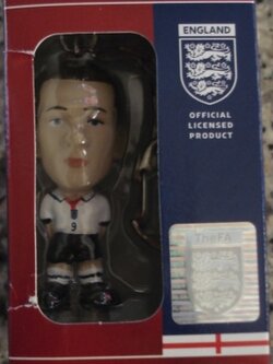 พวงกุญแจ ตุ๊กตาโมเดลนักฟุตบอล ว.รูนี่ย์ ทีมชาติอังกฤษ โครินเธียน ไมโครสตาร์ - 2004 ใหม่ / W.ROONEY ENGLAND National Football Team Corinthian MicroStars Football Figure Key Ring - 2004 NEW