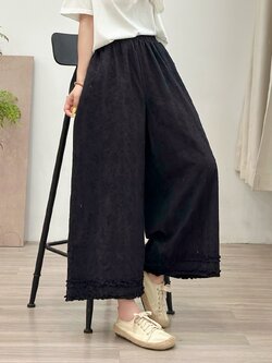 กางเกงขากว้างผ้าลูกไม้แต่งระบายที่ปลายขา