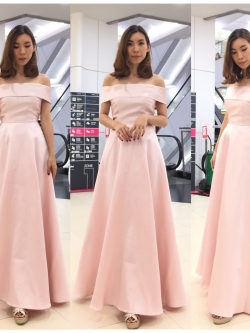 พร้อมเช่า ชุดราตรียาว ไหล่ปาด สีชมพู กระโปรงย้วย