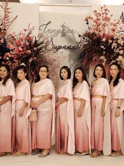 เช่า ชุดไทย ชุดเพื่อนเจ้าสาว ชุดไทยผ้าถุงสีชมพูไล่สี สไบเรียบสีชมพู