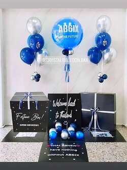 Grand Opening กล่องเซอร์ไพรส์เปิดงาน ขนาด 26" ทำสี พร้อม ลูกโป่งยาง ขนาด 24" สีนํ้าเงิน พร้อม ช่อลูกโป่ง ช่อ 5 ลูก 2 ช่อ พร้อมตกเเต่ง สามารถใส่รูปได้ 4 ใบ สามารถเปลี่ยนสีลูกโป่ง/เปลี่ยนสีข้อความได้