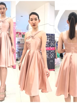 ชุดเพื่อนเจ้าสาว ชุดราตรีสั้น Holly - Twist-halter top & circle skirt