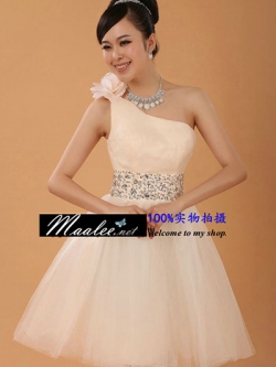 พร้อมเช่า ชุดราตรีสั้น บ่าเฉียง สีครีม Champagne อกจับจีบตีเกล็ด ประดับดอกกุหลาบบนไหล่ ปักเลื่อมหรูรอบเอว