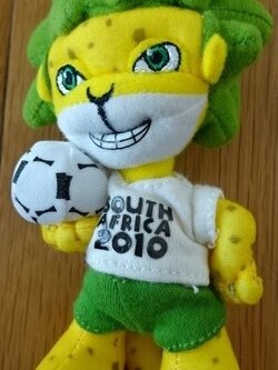 ตุ๊กตาติดกระจก การแข่งขันฟุตบอลโลก - มาสค็อต ฟุตบอลโลก แอฟริกาใต้ 2010 (ซาคูมิ) ใหม่ / WORLD CUP International Football Tournament Plush Suction-Cup - WORLD CUP SOUTH AFRICA 2010 MASCOT (ZAKUMI) NEW