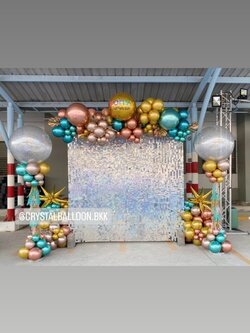 Oranic Backdrop ฉากวิบวับ สีเงิน ขนาด 2.4x2.4 เมตร เปิดงาน Bubble ขนาด 24" กลิตเตอร์สีทอง 1 ลูก พร้อม เสาลูกโป่ง Bubble ขนาด 36" กลิตเตอร์สีเงิน 2 เสา,ประดับใบไม้ทอง,ประดับฟอยล์ดาว กระจาย พร้อมตกแต่ง สามารถเปลี่ยนสีลูกโป่ง/เปลี่ยนข้อความได้