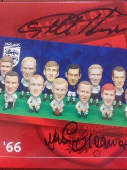 ตุ๊กตาโมเดลนักฟุตบอล ทีมแพ็ค 12x ทีมชาติอังกฤษ โครินเธียน โปรสตาร์ World Cup 1966 Champions Fan Favorites พร้อมลายเซ็น จ.เฮิร์สต์ และ จ.กรีฟส์ ใหม่ / 12x ENGLAND National Football Team Corinthian ProStars Football Figure Team Pack World Cup 1966 Champions