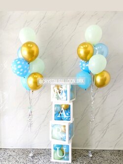 ลูกโป่ง Welcome Baby กล่องใส ขนาด 12" ติดตัวอักษร 4 กล่อง พร้อม ช่อลูกโป่ง ช่อ 7 ลูก 2 ช่อ Theme สีฟ้า-เขียว พร้อมตกแต่ง สามารถเปลี่ยนสีลูกโป่ง/เปลี่ยนข้อความได้