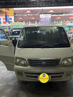 พรมปูพื้นรถตู้ Toyota Hiace ปูพรมVVIP สีกาแฟด้ายทอง ตัดเข้ารูป เต็มคัน