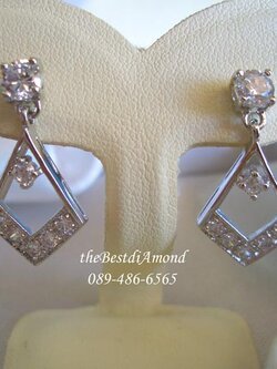 BE425RD++ต่างหูระย้ารูปข้ามหลามตัด++เป็นแบบห้อยตุ้งติ้ง สวยน่ารัก งานเหมือนจริงเลยค่ะส่วนตุ้งติ้งทำเป็นรูปหยดน้ำ ฝังแบบจิกไข่ปลา งานระยิบระยับ สวยมาก