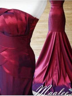 พร้อมเช่า ชุดราตรียาว เกาะอก ทรงหางปลา ผ้าแพรยืดตามตัว แหวกหน้าขา สีไวน์แดง (เหลือเฉพาะไซส์ S)