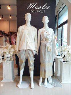 เช่า ชุดไทย ชุดเพื่อนเจ้าสาว ชุดไทยผ้าถุงสีเทาทอง สไบสีเงิน