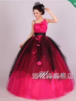 พร้อมเช่า ชุดแฟนซี ชุดราตรียาว แบบสายเดี่ยว สีชมพูเข้ม แต่งดอกช่วงอก ผ้าคาดเอวสีดำผูกเป็นโบว์เก๋ แต่งผ้าตาข่ายสีดำ (ไม่รวมโบว์ติดผม)