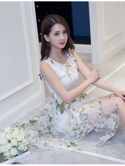 Pre-order เดรสขาว พรีเวดดิ้ง หน้าสั้นหลังยาว แขนกุด ลายดอกไม้เขียว เรียบหรู