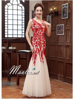 พร้อมเช่า ชุดราตรียาว สีแดง แบบแขนกุด ลายลูกไม้ ทรงหางปลาแต่งผ้าตาข่าย (เชือกผูกหลัง)