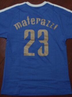 เสื้อที-เชิ๊ต (เสื้อยืดคอกลม) ฟุตบอล ทีมชาติอิตาลี ชุดที่ระลึก แชมป์ฟุตบอลโลก 2006 พร้อมติดชื่อและเบอร์ #23 มาเตรัซซี่ ใหม่ S-Size / ITALY Football T-Shirt Commemorative Kit FIFA WORLD CHAMPIONS 2006 with #23 MATERAZZI Printing Jersey NEW S-Size